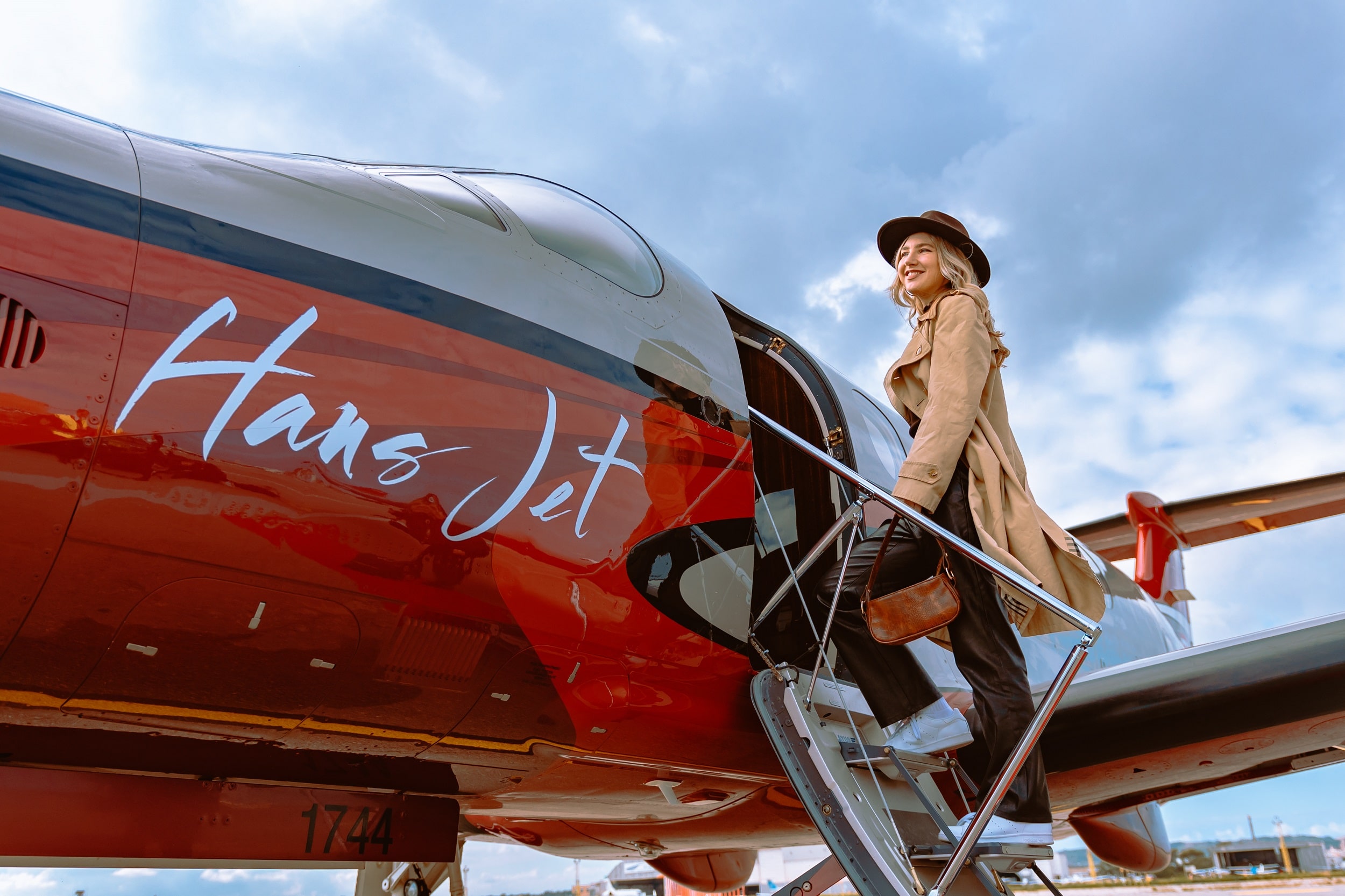 cabin crew air stewardess hostess, captains, stewardess recruitment